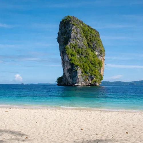 Four Islands tour in Krabi with clear water and limestone islands